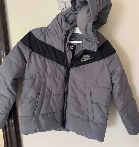 Chamarra nike gris con negro