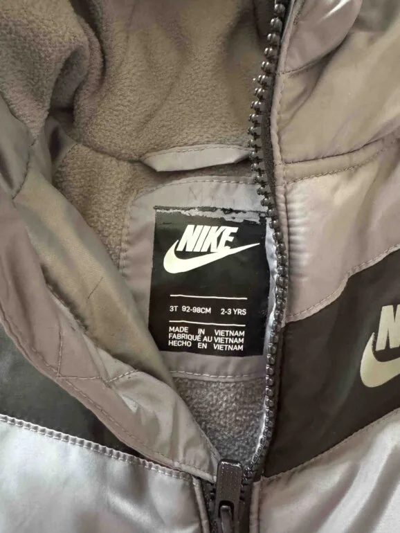 Chamarra nike gris con negro — foto 4