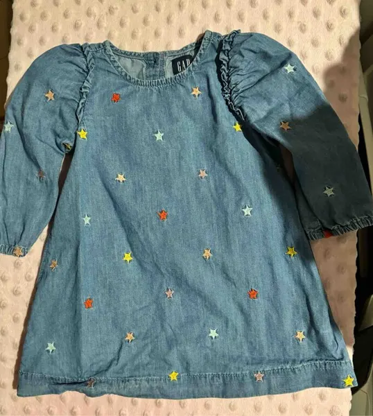 Vestido de mezclilla y estrellas bordada
