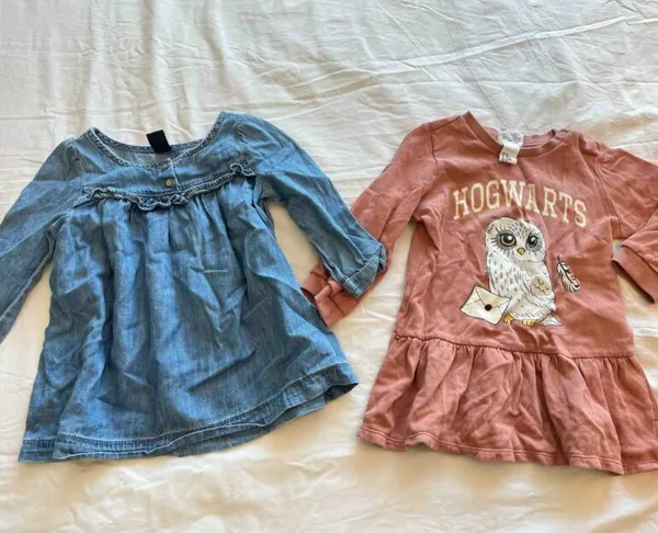 Vestidos H&M, GAP y chaleco Gap