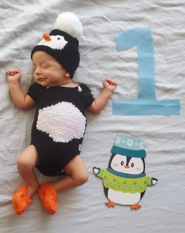 Trajecito de pingüino, recién nacido — foto 2
