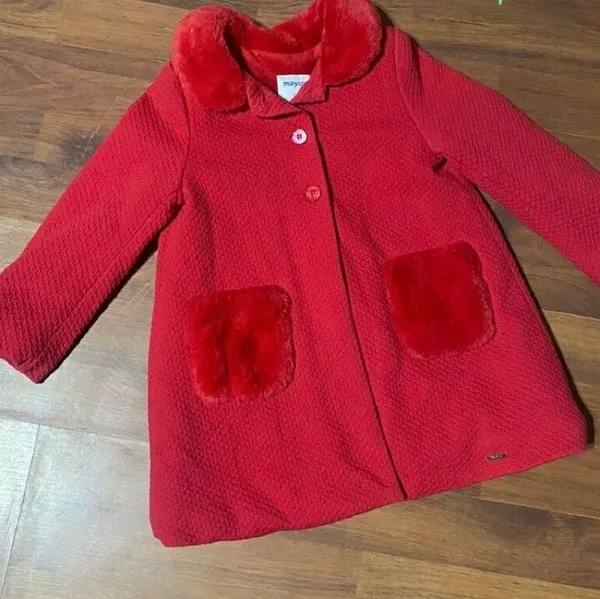 Abrigo rojo para niña