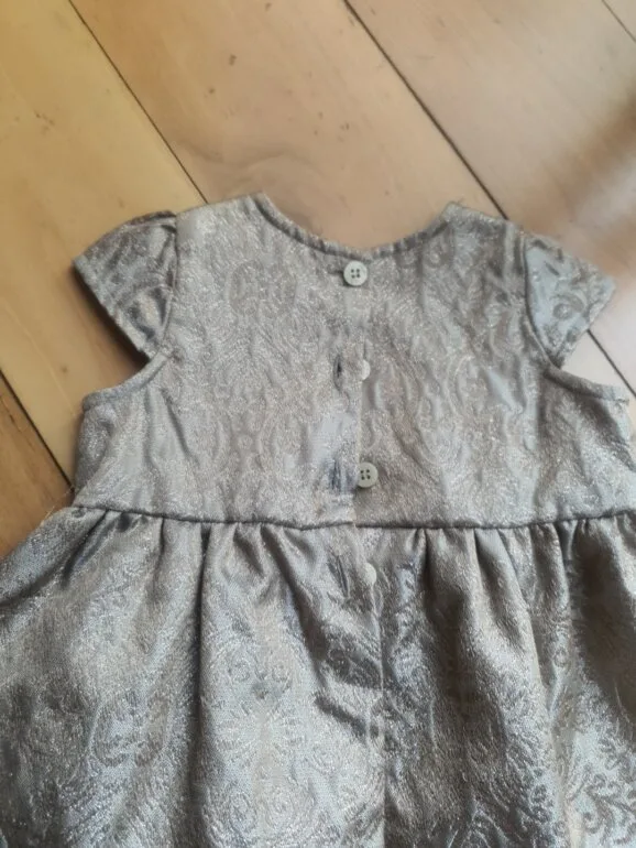 Vestido dorado beba — foto 8