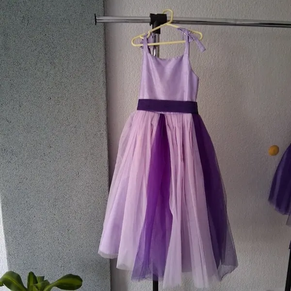 Vestido morado para niña