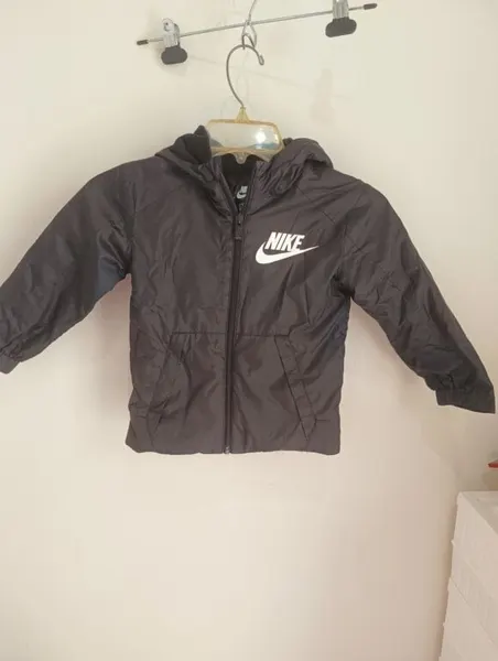 Chamarra negra Nike