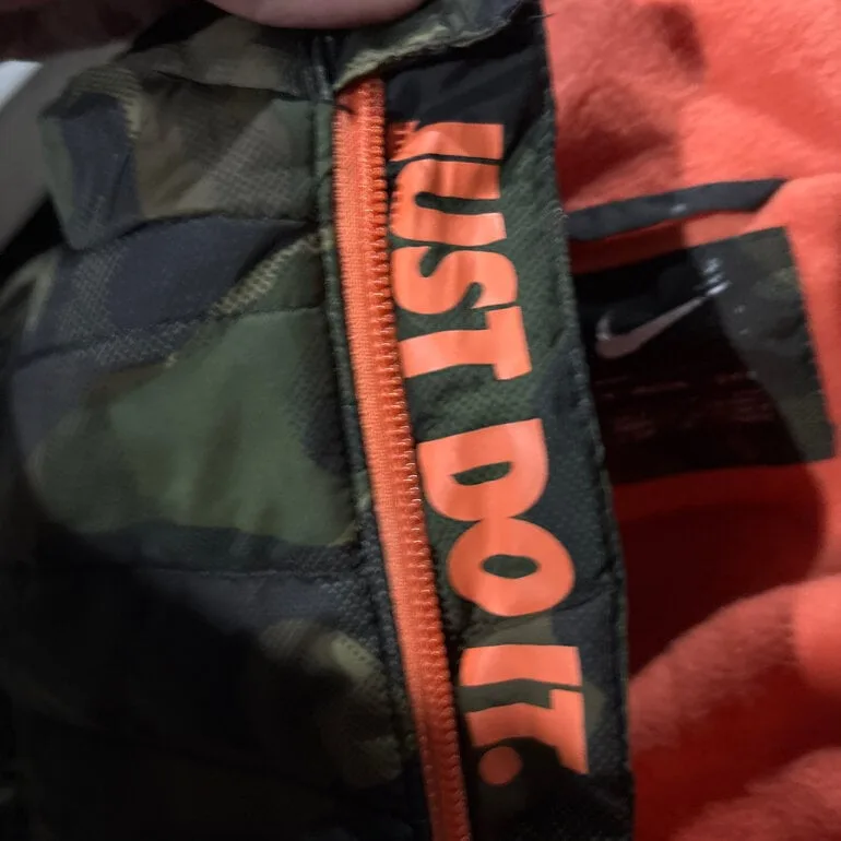 Chamarra Nike camuflajeada — foto 5