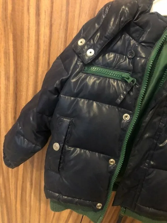 Chamarra azul marino con detalles verdes — foto 3