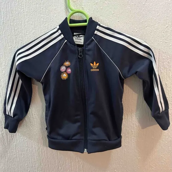 Sudadera & pants Adidas estampada.